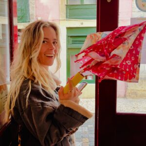 Marta Gil Instagram - Muita cor num dia de chuva!!!💕
Last video: Who did it better?😂