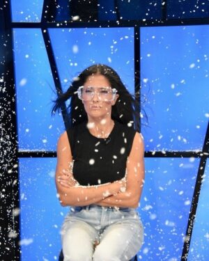 Marta Gil Instagram - Não se deixem iludir pela primeira foto… arrastem para o lado e reconheçam a minha poker face😂 será que foi suficiente para ganharmos? 
Espero que hoje à noite se divirtam tanto a ver como nós a fazer.
“Congela”logo à noite na @tvioficial
@congelatvioficial
📸 @joaopmoutinho