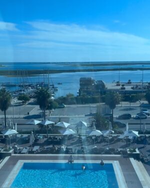 Marta Gil Instagram - Ainda vale pôr fotos com este fundo azul certo?💙

Obrigada @realmarinahotelspa por estes dias que souberam a férias.
Deu para tudo…passear, dormir, comer bem, beber copos, fazer exercício, piscina e mimosas ao pequeno almoço!👌🏽
Parecia Verão…o tempo aliado ao incrível Algarve foi o match perfeito. 
Façam um favor a vocês próprios e vão conhecer o restaurante @marinacomnoelia demasiado bom para ser verdade mas é😍
Meu querido mês de Outubro🎃