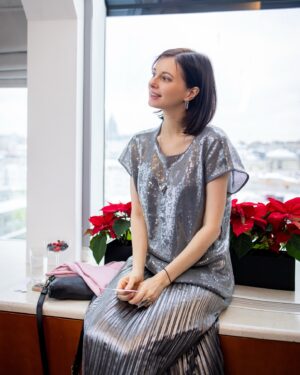 Marusya Klimova Instagram - Я загадала до нового года увидеться со всеми, с кем хотелось обняться и поболтать и судьба меня услышала! 
На этом волшебном завтраке я не только встретилась со своими друзьями и коллегами, но и познакомилась с новыми, да еще и какими: с легендарным парфюмером Оливье Креспом @oliviercresp 🤩

Вы его тоже заочно знаете - он создал более 200 ароматов и почти все абсолютные хиты! В этот раз он представлял свою собственную линейку Acro и совершенно новогоднюю новинку Glow ✨

Просто посмотрите в карусели с каким лицом я слушаю эти ароматы и все поймете 😁👀

Спасибо за чудесное утро @letoile_official 
где, кстати, и представлена новинка 

А еще спасибо бренду Gerry Weber за мой наряд! Дресс-код был строгий: «Casual Chic с элементами блеска», а я люблю собираться, так что я выбрала соответствующий названию парфюма лук - топ и юбку ✨✨✨