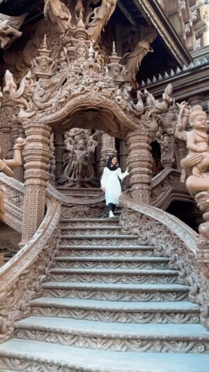 Mashura Basheer Instagram - Witnessing the divine carved in every inch.🤩

#sanctuaryoftruth #pattaya #thailand #mashurabasheer #basheerbashi