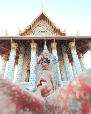 Mashura Basheer Instagram - Radiating grace and tradition at the breathtaking Wat Arun. 🛕✨

#watarun #wataruntemple #thaitraditionaldress #bangkok #thailand #mashurabasheer #basheerbashi