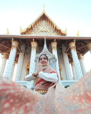 Mashura Basheer Instagram - Radiating grace and tradition at the breathtaking Wat Arun. 🛕✨

#watarun #wataruntemple #thaitraditionaldress #bangkok #thailand #mashurabasheer #basheerbashi
