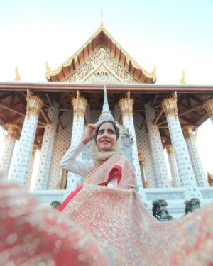 Mashura Basheer Instagram - Radiating grace and tradition at the breathtaking Wat Arun. 🛕✨

#watarun #wataruntemple #thaitraditionaldress #bangkok #thailand #mashurabasheer #basheerbashi