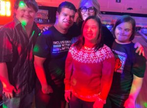 Maureen McCormick Instagram - What a beautiful day today celebrating love, friendship and best buddies🎄❤️💕 @bestbuddies 🥰 I love my buddies!