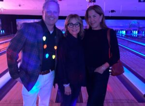 Maureen McCormick Instagram - What a beautiful day today celebrating love, friendship and best buddies🎄❤️💕 @bestbuddies 🥰 I love my buddies!