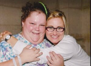 Maureen McCormick Instagram - Rest In Peace Sweet Kendra. Thank you for the gift of your light, joy and friendship. Love you💜 🙏👼🏻
Hugs to you @davidquilleon and family and friends of Kendra.