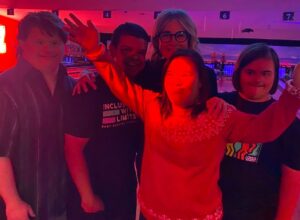 Maureen McCormick Instagram - What a beautiful day today celebrating love, friendship and best buddies🎄❤️💕 @bestbuddies 🥰 I love my buddies!