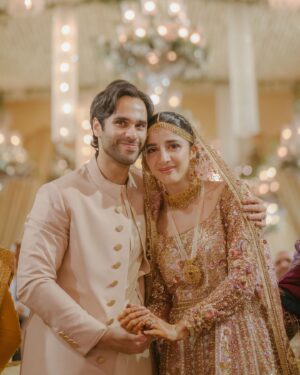 Mawra Hocane Instagram - sach mien ameer ho gayi mien toh ♾️🥲♥️♥️ 

#MawraAmeerHoGayi

📸 @pictroizzah 
💄 @imranaslammua 
magical decor by our fav @qasimyar 
Thankyou Qasim bhai for everything 🙏🏻✨