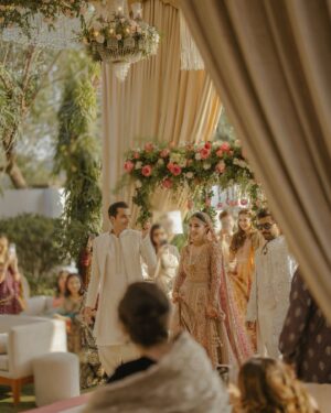 Mawra Hocane Instagram - sach mien ameer ho gayi mien toh ♾️🥲♥️♥️ 

#MawraAmeerHoGayi

📸 @pictroizzah 
💄 @imranaslammua 
magical decor by our fav @qasimyar 
Thankyou Qasim bhai for everything 🙏🏻✨