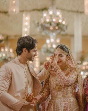 Mawra Hocane Instagram - sach mien ameer ho gayi mien toh ♾️🥲♥️♥️ 

#MawraAmeerHoGayi

📸 @pictroizzah 
💄 @imranaslammua 
magical decor by our fav @qasimyar 
Thankyou Qasim bhai for everything 🙏🏻✨