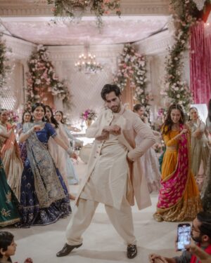 Mawra Hocane Instagram - sach mien ameer ho gayi mien toh ♾️🥲♥️♥️ 

#MawraAmeerHoGayi

📸 @pictroizzah 
💄 @imranaslammua 
magical decor by our fav @qasimyar 
Thankyou Qasim bhai for everything 🙏🏻✨