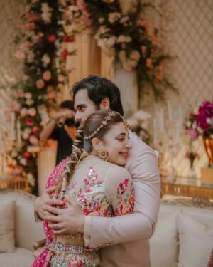 Mawra Hocane Instagram - sach mien ameer ho gayi mien toh ♾️🥲♥️♥️ 

#MawraAmeerHoGayi

📸 @pictroizzah 
💄 @imranaslammua 
magical decor by our fav @qasimyar 
Thankyou Qasim bhai for everything 🙏🏻✨