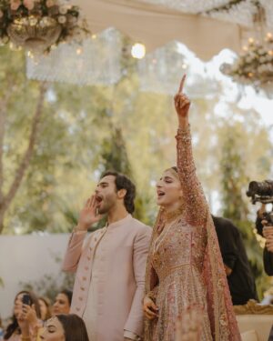 Mawra Hocane Instagram - sach mien ameer ho gayi mien toh ♾️🥲♥️♥️ 

#MawraAmeerHoGayi

📸 @pictroizzah 
💄 @imranaslammua 
magical decor by our fav @qasimyar 
Thankyou Qasim bhai for everything 🙏🏻✨