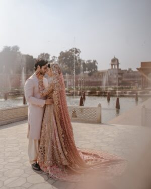 Mawra Hocane Instagram - sach mien ameer ho gayi mien toh ♾️🥲♥️♥️ 

#MawraAmeerHoGayi

📸 @pictroizzah 
💄 @imranaslammua 
magical decor by our fav @qasimyar 
Thankyou Qasim bhai for everything 🙏🏻✨