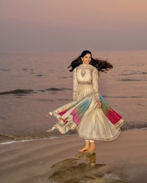 Mawra Hocane Instagram - Twirling to my own tunes always.. 💃🏻🤍✨✨ @jazminonline Eid drops are FABULOUS 🔜
Going live Tomorrow!!!!