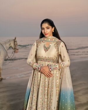 Mawra Hocane Instagram - Twirling to my own tunes always.. 💃🏻🤍✨✨ @jazminonline Eid drops are FABULOUS 🔜
Going live Tomorrow!!!!