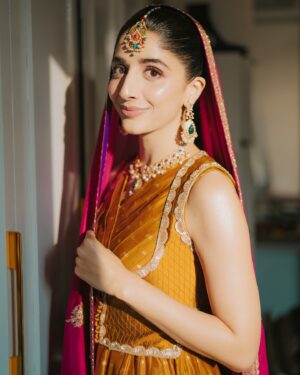 Mawra Hocane Instagram - Literally turned my imagination into a reality for my mehndi ✨ @zakia_rukia_salon ✨ 🥲

P.S let’s see if you can find Ameer’s name in my henna so so beautifully done by @thehennagirl 

outfit of my dreams @manishmalhotra05 🤍

captured exquisitely by @saraidrees_