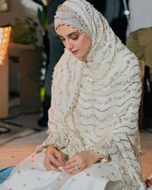 Maya Ali Instagram - Every journey has to end, but I believe every ending leads to a new beginning! ✨ #SunnMereDil has been a special chapter in my life, and working with such incredible people was an absolute pleasure. 🫶

@haseeb_hasanofficial working with you again after so long was nothing short of amazing. Your passion, vision, and dedication brought Sadaf to life in a way that wasn’t easy, but you made it seamless. You did a fantabulous job with the whole team, and I couldn’t be prouder! 🫰🏻

Wajju @wahaj.official mere dost, we may not have shared much screen time, but I witnessed a stronger and better version of you. App ki ankhein bolti hain and trust me, Bilal Abdullah couldn’t have been played better by anyone else! 🫶

@hiramaniofficial my Heer, your kindness towards everyone made me your fan for life! You’re a beautiful person inside and out! 💕

@amarkhanlove your dialogue delivery and expressions were beyond amazing. Kamal karti hain app! 🫰🏻

@shahvirkadwani mere bhai, you hold a special place in my heart 💖. Your hard work and dedication made every scene shine, hamesha khush raho hero! 🤗
 
@ttayyab_shah app k frames ki kya he baat karun, every frame of yours is magic and it was a treat to watch on screen! 

A huge thank you to the entire team & crew for making this journey beautiful. ✨✨

@makeupby_yash.12 thank you for Sadaf’s gorgeous looks and for pampering Maya with so much love! 🤗

@abdullah.kadwani and @asadaqureshi, what an experience it was working under your production! You both are incredible souls, and I thoroughly enjoyed this journey. 😊

Lastly, every project has its own story, and this one was filled with sweat, hard work, and passion from each one of us. We gave it our best to entertain you all. Thank you for your love and even bigger thanks to those who shared constructive criticism, it only helps us grow. 🫰🏻

Jab end theek ho jaaye to sab theek hai!
Kaha suna maaf dosto!
Miltey hain break ke baad! ❤️