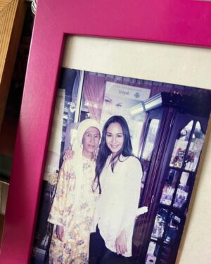 Maya Karin Instagram - Omg terharunye saya 💕
Kawan saya hantar. Nenek dia terjumpa gambar gambar dulu. Ada satu dengan saya. Dia dah letak kat livingroom dia.. 
Oh mai goodness mak cik 💕🦋💕🦋 love you!!