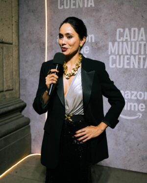 Maya Zapata Instagram - Alfombra roja de la premiere de 'Cada Minuto Cuenta' con Osvaldo Benavides (@osvaldobenavides) y Maya Zapata (@lamzapata), los protagonistas de esta carta de amor dedicada a los mexicanos llevada a la pantalla. 🇲🇽👏

¡Todos los capítulos de la serie ya se encuentran disponibles, solo por #PrimeVideo! 📺

#OsvaldoBenavides
#MayaZapata
#CadaMinutoCuenta
@primevideomx 
#TalentoTOR