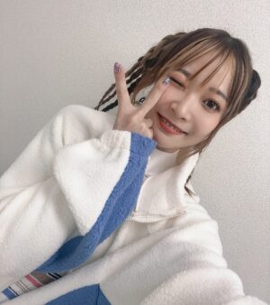 May'n Instagram - ふぁんくラ部 会報誌vol.61 配信！

表紙の衣装がいつもよりストリート感でかわいい🫰
だからちょっと韓国プリクラっぽいデザインにしてもらったよん

これ着てたら、知ってる自分よりも細くてびっくりした🤪

#Mayn #fanclub #ふぁんくラ部
#冬コーデ #y2kfashion #y2kファッション #ストリートコーデ