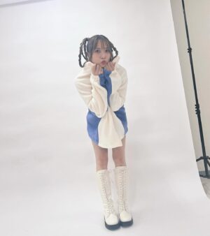 May'n Instagram - ふぁんくラ部 会報誌vol.61 配信！

表紙の衣装がいつもよりストリート感でかわいい🫰
だからちょっと韓国プリクラっぽいデザインにしてもらったよん

これ着てたら、知ってる自分よりも細くてびっくりした🤪

#Mayn #fanclub #ふぁんくラ部
#冬コーデ #y2kfashion #y2kファッション #ストリートコーデ