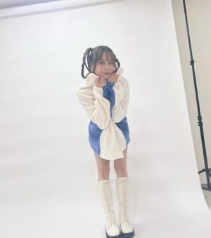 May'n Instagram - ふぁんくラ部 会報誌vol.61 配信！

表紙の衣装がいつもよりストリート感でかわいい🫰
だからちょっと韓国プリクラっぽいデザインにしてもらったよん

これ着てたら、知ってる自分よりも細くてびっくりした🤪

#Mayn #fanclub #ふぁんくラ部
#冬コーデ #y2kfashion #y2kファッション #ストリートコーデ