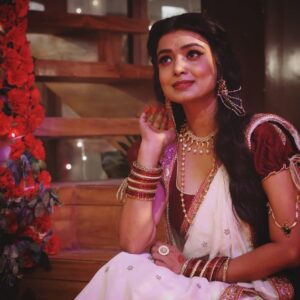 Mayuri Deshmukh Instagram - Paro 🤍...This one's for our creative director @muskan_bajaj02081987... Thank you for always envisioning exceptional looks for Malini...Your  creative eye and penchant for the finer details has made many memorable elegant looks possible... BIGGGG HUG🤗💓

Pictures : @shaileshkadam434343
Hair @gomagawli
Make up @make_ydileep116