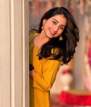 Mazel Vyas Instagram - Surajmukhi 🌻 
.
.
.
#ootd #happiness #itwasallyellow #traditional