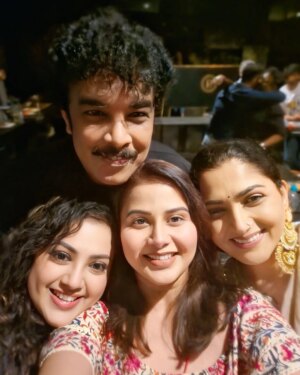 Meena Instagram - About last night..
First get together of 2025
Looking forward to make more memories ❤️

#sundarc @khushsundar @actorvishalofficial  @the_ksravikumar @aishwaryarajessh @yogibabu.official_ @brindha_gopal @ddneelakandan @anushavijaykumar @sujataavijaykumar @sangithakrish
