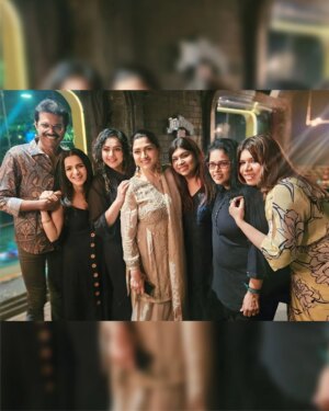 Meena Instagram - About last night..
First get together of 2025
Looking forward to make more memories ❤️

#sundarc @khushsundar @actorvishalofficial  @the_ksravikumar @aishwaryarajessh @yogibabu.official_ @brindha_gopal @ddneelakandan @anushavijaykumar @sujataavijaykumar @sangithakrish