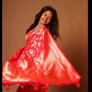 Meera Joshi Instagram - A saree by @veechi_by_shweta 
...
Photographer: @vishwasgonsalves 
....
Jewellery: @mehtajewellersmumbai 
...
Hair: @seraphy.in
...
Makeup: @meerajoshi_
.....
Location: @studio__1965
......
Special thanks: @modydevang
...
#meerajoshi #red #redsaree #bridalsarees #bridaljewellery #jewelry #jewellery #jhumkas #jhumkis #hairstyle #hairstyles #bride #bridemakeup #bridalwear #saree #sareelove #sareefashion #bridalsarees #makeup #indianculture #bridesofindia #indianbride
