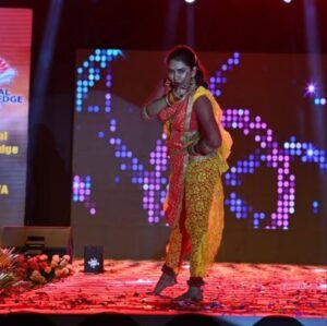 Meera Joshi Instagram - हवेत...
....
...
#marathisong #chandra #collegefest #college #sapkalknowledgehub #dance #stagelighting #stagelights #stage #stageperformance #lavani #meerajoshi #costume #lavni #indiandance #choreography #marathimulgi #danceposes #desi #dancer #dancers #dancevideo #dance #performance #nauvari #nauvarisaree  #yellow #audience #crowd