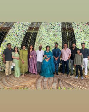 Meera Krishna, Meera Siva Instagram - Best wishes to this beautiful newly wedded couple @sangeethasai_offl @aravinth_seiju .. Be happy always 

After long time meeting #tamizhumsaraswathiyum team 
Director Kumaran sir 
Cameraman mads sir
@nakshathra.nagesh 
@mastershiva_official 
@mahalingam.ramachandran sir 
@asritha_kingini 
@anshu_april
