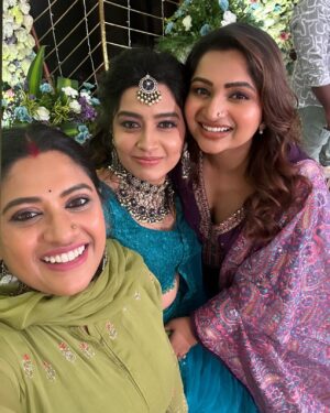Meera Krishna, Meera Siva Instagram - Best wishes to this beautiful newly wedded couple @sangeethasai_offl @aravinth_seiju .. Be happy always 

After long time meeting #tamizhumsaraswathiyum team 
Director Kumaran sir 
Cameraman mads sir
@nakshathra.nagesh 
@mastershiva_official 
@mahalingam.ramachandran sir 
@asritha_kingini 
@anshu_april