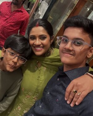 Meera Krishna, Meera Siva Instagram - Best wishes to this beautiful newly wedded couple @sangeethasai_offl @aravinth_seiju .. Be happy always 

After long time meeting #tamizhumsaraswathiyum team 
Director Kumaran sir 
Cameraman mads sir
@nakshathra.nagesh 
@mastershiva_official 
@mahalingam.ramachandran sir 
@asritha_kingini 
@anshu_april