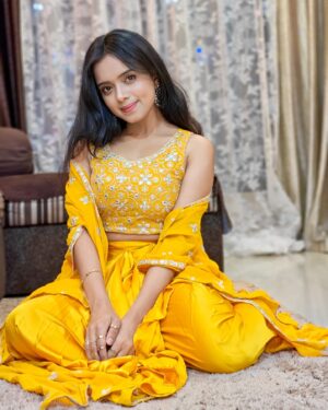 Megha Ray Instagram - जिसके अंदर उजाला भरे, वह बाहर के अंधेरे से क्या डरे?
आप सब को शुभ दीपावली 🪔 

Wishing you a very happy Diwali !! ✨ 
Here's today's look! Celebrations are still onnnn 🔥 

#DiwaliLook #diwalivibes #diwali2024 #ethnic