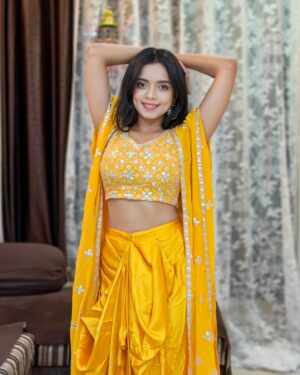 Megha Ray Instagram - जिसके अंदर उजाला भरे, वह बाहर के अंधेरे से क्या डरे?
आप सब को शुभ दीपावली 🪔 

Wishing you a very happy Diwali !! ✨ 
Here's today's look! Celebrations are still onnnn 🔥 

#DiwaliLook #diwalivibes #diwali2024 #ethnic