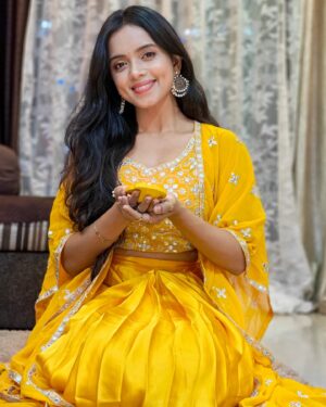 Megha Ray Instagram - जिसके अंदर उजाला भरे, वह बाहर के अंधेरे से क्या डरे?
आप सब को शुभ दीपावली 🪔 

Wishing you a very happy Diwali !! ✨ 
Here's today's look! Celebrations are still onnnn 🔥 

#DiwaliLook #diwalivibes #diwali2024 #ethnic