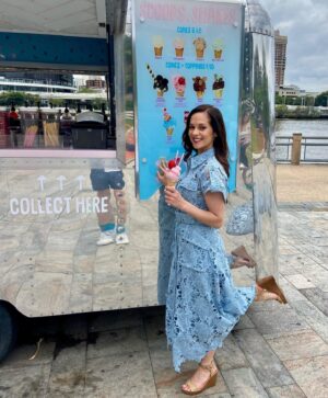 Melanie Zanetti Instagram - Some behind the scenes of my shoot with @queensland ☀️💖 It was a ice-cream, helicopter, Bluey filled delicious day in Brisbane! 

Dress @leolin_official 🩵
MUA @pennyantuar ✨