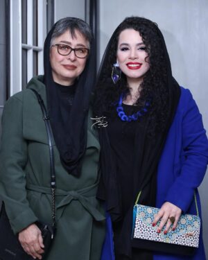 Melika Sharifinia Instagram - اکران خصوصی فیلم پروین 
در کنار عزیزان دلم ♥️

فیلم سینمایی پروین کاندیدای ۶ سیمرغ بلورین 
و برنده‌ی سیمرغ بلورین بهترین بازیگر نقش اول زن 
 این روزها بر پرده‌ی سینماها منتظرتونه 🌹

فیلمی لطیف و شاعرانه از زندگی بانو پروین اعتصامی 
به کارگردانی محمدرضا ورزی عزیز و نازنین
کارگردانی که در کنارش بسیار لذت بردم و آموختم 🌹

به تهیه‌کنندگی محمدرضا شریفی‌نیای قشنگم ♥️

ممنون از عکاس‌های عزیز و صبور 🌹
📸 : 
@sepideh_sadatii 
@soroushmn_ 
@sadaf.ariandoost 
@sepide.abdolhay 
@melikakalhori 

#سینما #فیلم #پروین_اعتصامی #پروین #عشق #خانواده #♥️