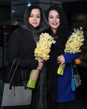 Melika Sharifinia Instagram - اکران خصوصی فیلم پروین 
در کنار عزیزان دلم ♥️

فیلم سینمایی پروین کاندیدای ۶ سیمرغ بلورین 
و برنده‌ی سیمرغ بلورین بهترین بازیگر نقش اول زن 
 این روزها بر پرده‌ی سینماها منتظرتونه 🌹

فیلمی لطیف و شاعرانه از زندگی بانو پروین اعتصامی 
به کارگردانی محمدرضا ورزی عزیز و نازنین
کارگردانی که در کنارش بسیار لذت بردم و آموختم 🌹

به تهیه‌کنندگی محمدرضا شریفی‌نیای قشنگم ♥️

ممنون از عکاس‌های عزیز و صبور 🌹
📸 : 
@sepideh_sadatii 
@soroushmn_ 
@sadaf.ariandoost 
@sepide.abdolhay 
@melikakalhori 

#سینما #فیلم #پروین_اعتصامی #پروین #عشق #خانواده #♥️