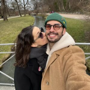 Melis Birkan Instagram - Benim kıymetlim, her anının sana mutluluk ve umut verdiği çok güzel bir yaş olsun...
İyi ki doğmuş, iyi ki benim sevgilim ve kocam olmuşsun... O güzel ve heyecanlı kalbinden geçen her dileğinin gerçek olduğu çok güzel bir yaşın olsun bitanem... Seninle ilgili daha güzel şeyler yazamıyorum sonra nazar değiyor 🧿 
Çok güzel bir adamsın ve çok seviliyorsun, yeni yaşında da hep böyle bol bol öpülesin tarafımdan 🧡