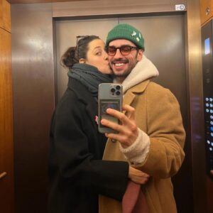 Melis Birkan Instagram - Benim kıymetlim, her anının sana mutluluk ve umut verdiği çok güzel bir yaş olsun...
İyi ki doğmuş, iyi ki benim sevgilim ve kocam olmuşsun... O güzel ve heyecanlı kalbinden geçen her dileğinin gerçek olduğu çok güzel bir yaşın olsun bitanem... Seninle ilgili daha güzel şeyler yazamıyorum sonra nazar değiyor 🧿 
Çok güzel bir adamsın ve çok seviliyorsun, yeni yaşında da hep böyle bol bol öpülesin tarafımdan 🧡