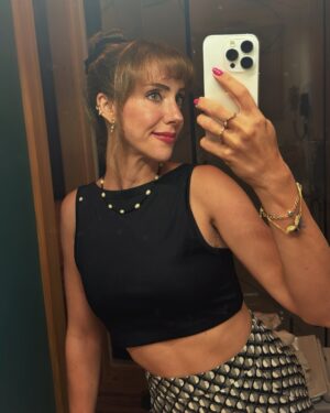 Melisa Akman Instagram - Yılın son günü postu romantizmi de yapayım istedim. Öncelikle ikinci tablomu bitirmiş olmanın sevincini de ekliyorum 2024’e. Bir şeyleri bitirmiş olmanın verdiği his paha biçilemez. Bu yıl şahane geçti benim için nazar etmeyelim, çok kötü geçen yıllarıma sayalım 🥲
Fakat şu an dump yaparken fark ettim ki fotoğraflarım yok… icloud yedekliyor zaten diye telefonu boşaltmıştım. Meğerse o iş öyle değilmiş … Düğün ve balayı hariç (daha ne olsun) hemen hemen tüm fotolarım silinmiş. Hani tatile giderken o yanına aldığın bir valiz eşyayla bir ömür yaşayabilecekmiş gibi hissedersin ya -en azından ben öyle hissediyorum- az ve öz şu an tam olarak öyle hissediyorum. 2024 = ferahlık benim için. Dilerim sizin de yılınız böyle geçmiştir yahut 2025 güzel gelir. 🦄