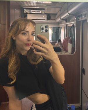Melisa Akman Instagram - Yılın son günü postu romantizmi de yapayım istedim. Öncelikle ikinci tablomu bitirmiş olmanın sevincini de ekliyorum 2024’e. Bir şeyleri bitirmiş olmanın verdiği his paha biçilemez. Bu yıl şahane geçti benim için nazar etmeyelim, çok kötü geçen yıllarıma sayalım 🥲
Fakat şu an dump yaparken fark ettim ki fotoğraflarım yok… icloud yedekliyor zaten diye telefonu boşaltmıştım. Meğerse o iş öyle değilmiş … Düğün ve balayı hariç (daha ne olsun) hemen hemen tüm fotolarım silinmiş. Hani tatile giderken o yanına aldığın bir valiz eşyayla bir ömür yaşayabilecekmiş gibi hissedersin ya -en azından ben öyle hissediyorum- az ve öz şu an tam olarak öyle hissediyorum. 2024 = ferahlık benim için. Dilerim sizin de yılınız böyle geçmiştir yahut 2025 güzel gelir. 🦄