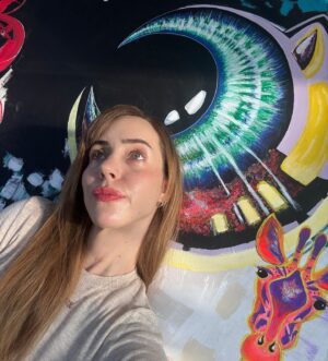 Melisa Akman Instagram - Yılın son günü postu romantizmi de yapayım istedim. Öncelikle ikinci tablomu bitirmiş olmanın sevincini de ekliyorum 2024’e. Bir şeyleri bitirmiş olmanın verdiği his paha biçilemez. Bu yıl şahane geçti benim için nazar etmeyelim, çok kötü geçen yıllarıma sayalım 🥲
Fakat şu an dump yaparken fark ettim ki fotoğraflarım yok… icloud yedekliyor zaten diye telefonu boşaltmıştım. Meğerse o iş öyle değilmiş … Düğün ve balayı hariç (daha ne olsun) hemen hemen tüm fotolarım silinmiş. Hani tatile giderken o yanına aldığın bir valiz eşyayla bir ömür yaşayabilecekmiş gibi hissedersin ya -en azından ben öyle hissediyorum- az ve öz şu an tam olarak öyle hissediyorum. 2024 = ferahlık benim için. Dilerim sizin de yılınız böyle geçmiştir yahut 2025 güzel gelir. 🦄