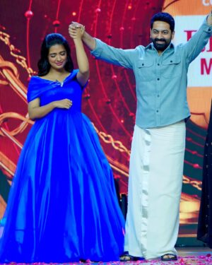 Mersheena Neenu Instagram - BEST HEROINE”✨
 Received my first award ❤️🧿

I don’t know how to express how Thankful i am to team @zeekeralam for considering me as “ best heroine “ and supporting me through all my up and downs . I am always greatful to @zeekeralam for having confidence in me ❤️✨

Hugs to kudumbasree sharada team for all the love and support yu shower on me❤️

and Thanks to each and everyone for all the love and support . Without you people nothing would have been possible…❤️ 

Thank-you so much my close ones for holding me strong and trusting me in this journey..thank you for bringing me up when I thought of giving up..this is for you all ❤️

Thank you god for giving me everything that dreamt 😇🧿❤️

Neenu🧿❤️

#zeekeralamkudumbamawards2024 #zkkawards2024
at #zeekeralamkudumbamawards2024 #zkkawards2024

Costume courtesy: @zaista_designer_studio