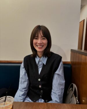 Mew Azama Instagram - New Hair💇🏻‍♀️

新年心機一転✨

と言いたいところですが…とあるアクシデントで
髪を短くせざるを得なくなりました
　

バースデープレートに浮かれすぎないよう
みなさんもろうそくには気をつけてくださいね🎂

　
今年もどんくさい私ですが
よろしくお願い致します！